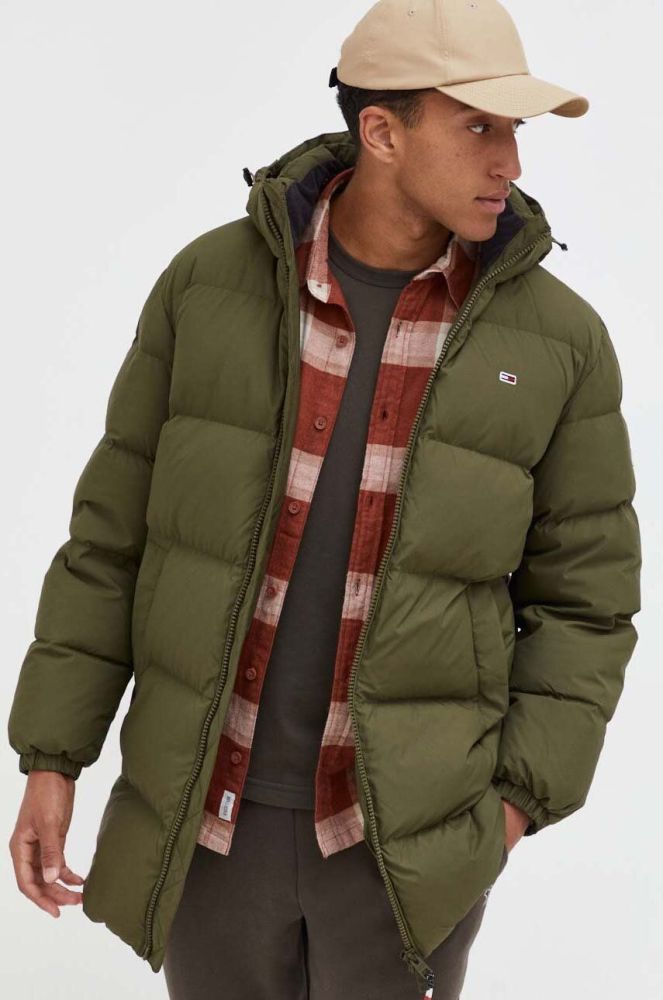 Пухова куртка Tommy Jeans чоловіча колір зелений зимова (3591351)
