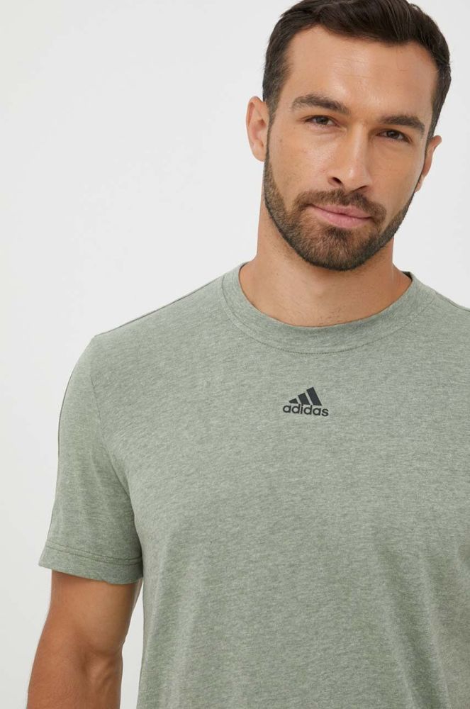 Футболка adidas чоловічий колір зелений з принтом