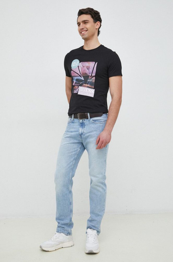 Бавовняна футболка Guess колір чорний з принтом (3076037)
